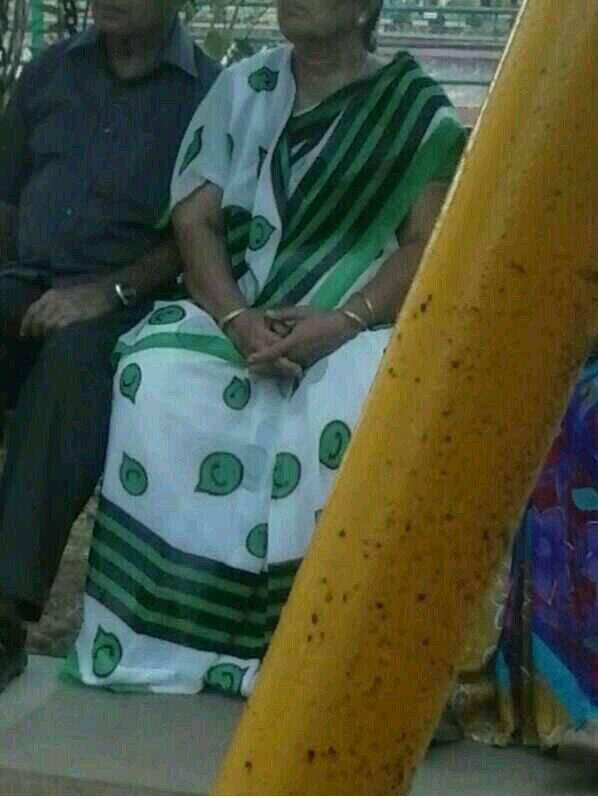 mayurporwal's tweet image. It happens only in India - A WhatsApp saree! #BornForTheInternet #Mobile #MessagingApp #DigitalWear
