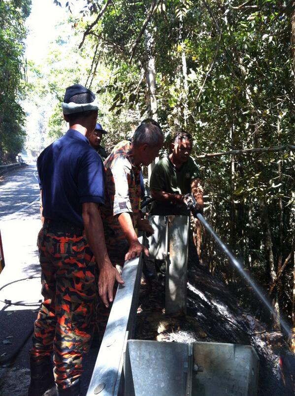 SHA_FINI's tweet photo. Anggta RELA Yan mmbntu Bomba mmdam kbkran d Gnung Jerai @KP_RELA  @Romli_KDH  @relamalaysia  @RELAKEDAH  @RELA_YAN http://t.co/HfRkjYYTTu