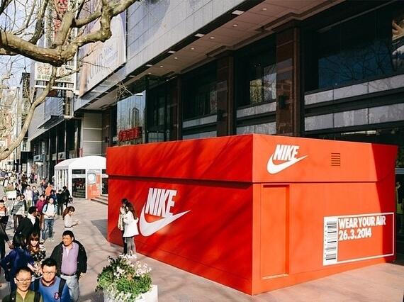 Check out this gigantic shoe box that Nike set up for #AIRMAXDAY dlvr.it/5DvLb9