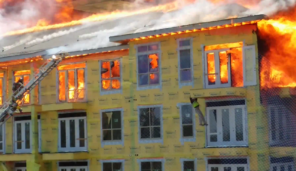 Video: Construction worker in dramatic escape from burning building in Texas itv.co/1fhIH2A