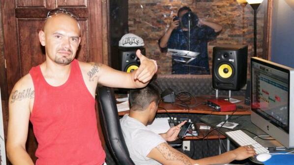 _sguillen's tweet photo. Terminando mi material
 ENTRE EL BIEN Y EL MAL
WE FLY MUSIC 
@Riky_Valente @McDamiann @koremrmk @OmmarMX http://t.co/nmcmxGjibw
