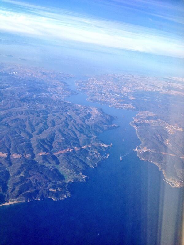 İstanbul yarısı soyulmuş bir yeşil elma gibi..  Öbür yarısına da ilk bıçak izi vurulmuş, hayırlısıyla!