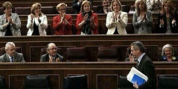 El_Luisma1's tweet photo. La foto mas vergonzosa de la Historia, mujeres aplaudiendo a Gallardon por la Ley contra el Aborto. http://t.co/pi1ytLGM6t
