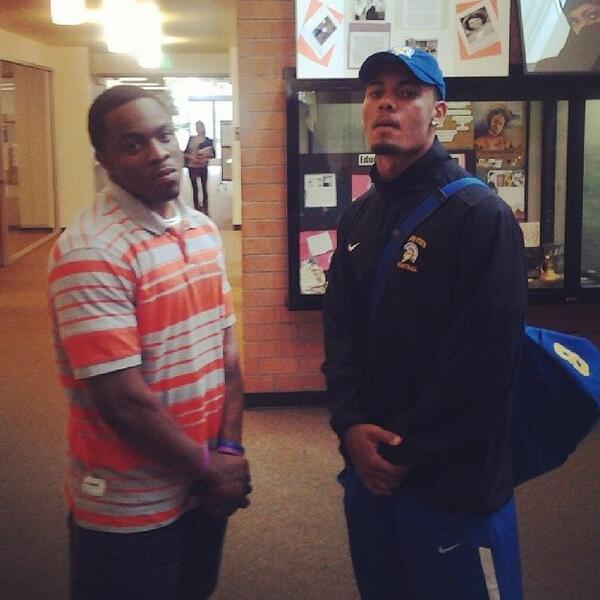 MalikIkaika8's tweet photo. Came back to CCC and had to take a real flick with a real one #RealPose #OnePillow #NoPillowCase http://t.co/dvFKzjW2Lb