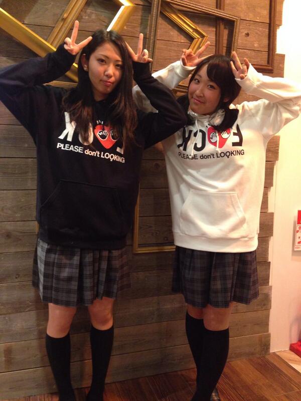 Womb Deux 姫路forus店 Pa Twitter こんばんは 眼鏡藤井の初スナップ写真 可愛い女子高生達が お揃いパーカーをお買い上げ 即買いでしたね 笑 ありがとうございます またのご来店お待ち致しております Http T Co Otz3kiuaum