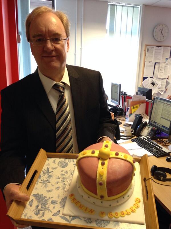 Dona_Lloyd's tweet photo. “@MarianIfans: @Penblwydd hapus arbennig @Dewi_Llwyd ! Dylanwad @TOMMORADIO ar y gacen!! http://t.co/wX4RbLc6N3” Da iawn chwaer @LlioLloyd!