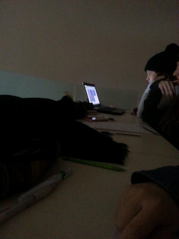 Lorena_mc4's tweet photo. Clases de medio y otras formas de pasar el tiempo jajaj @KatiaBolado @celiaortegalba @Pautango #myhyv http://t.co/G0mWLmX6Q6