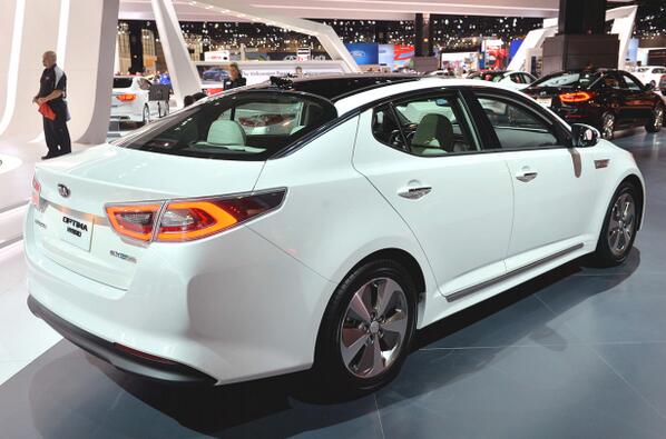 KiaNewmarket's tweet photo. 2014 Kia Optima Hybrid revealed at Vancouver Auto Show  http://t.co/BMVbWCBhp3 #Newmarket http://t.co/ByLjjJeBh8
