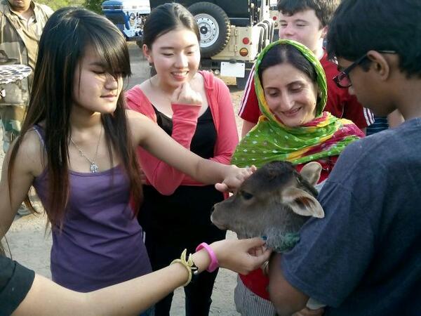 CISBG9TRIP2014's tweet image. After the visit to the school, visited a small village.