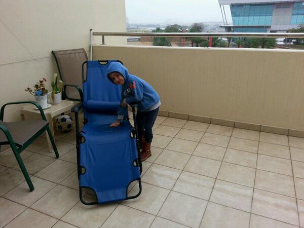 gulf_news's tweet photo. @medosh Getting ready to do some #rainbathing ... http://t.co/PggXqeKT5z