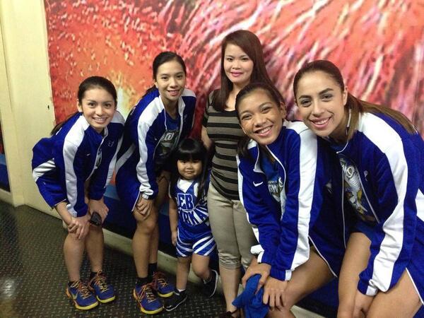 Alyssanity_02's tweet photo. "@iRyzzaMaeDizon: with Mama and Ateneo De Manila University Lady Eagles http://t.co/J8ohVvLWcO"