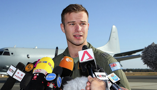 мужчина пилот. красивые парни пилоты. красивые летчики. гарретт мартинс пилот великобритания. мужчины пилоты.