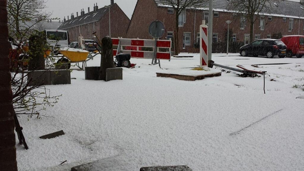Wow! Foto van een half uurtje geleden uit #Zaandam! Compleet witte wereld door hagel. Foto via <a href="/MourickRob/">Rob van Mourick</a>