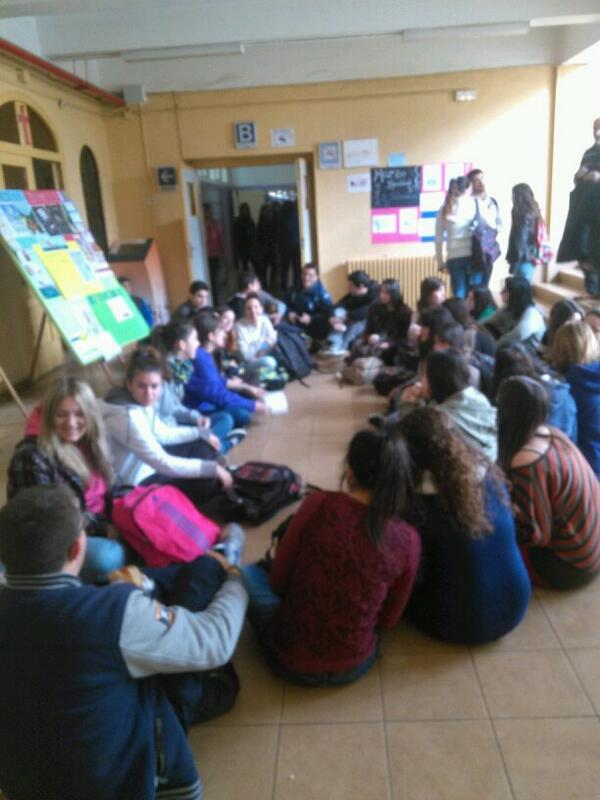 AsambleaIES_VDP's tweet photo. Sentada del recreo de hoy. Mañana iremos juntos como instituto a la manifestación de las 12 en paraninfo. http://t.co/wygFVsNU1w