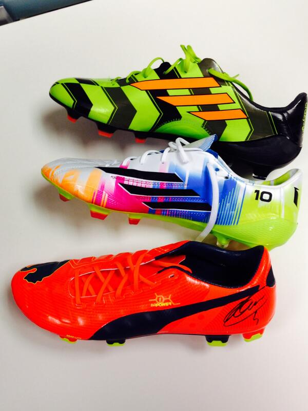 DeportesCuatro's tweet photo. ¡Participa en "YoSoyDeportesCuatro" y consigue las botas de Messi, Bale o M. Suárez! http://t.co/exyYeWn07u http://t.co/PWPz108S73
