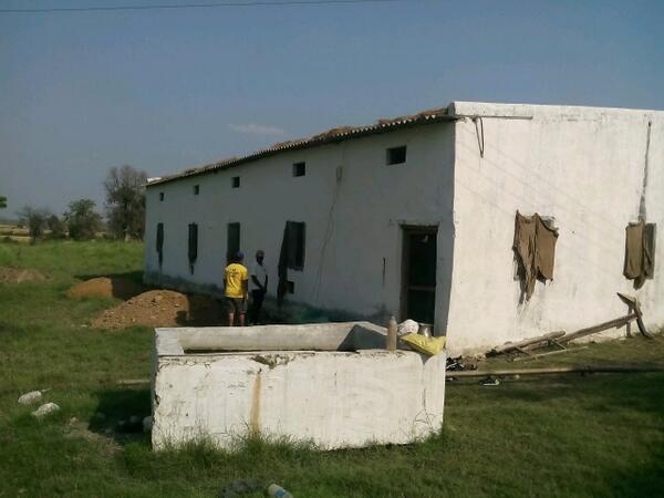 CISBG9TRIP2014's tweet image. Notice the a/c units on the windows. They serve their purpose.