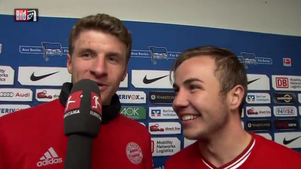 BILD's tweet photo. Müller interviewt Götze: „Was sagen Sie zur ersten Meisterschaft im richtigen Trikot?“ http://t.co/54aywO30R0 http://t.co/64ilvO0mzP