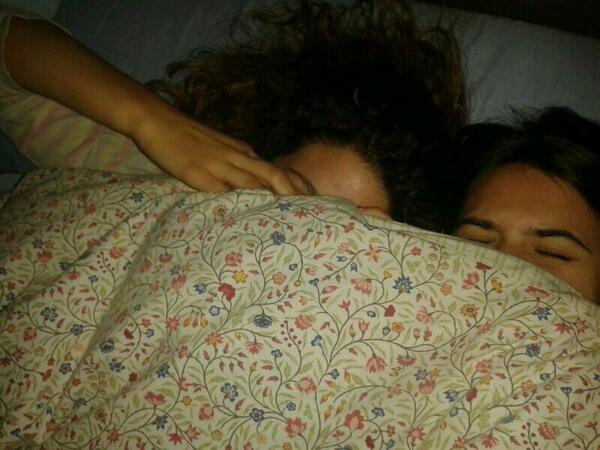JuliaNavarroo's tweet photo. Vamooos despertst que me aburro ajjajaja @isa_mtb @PaulaAguilar02 http://t.co/uXIRRoisT3