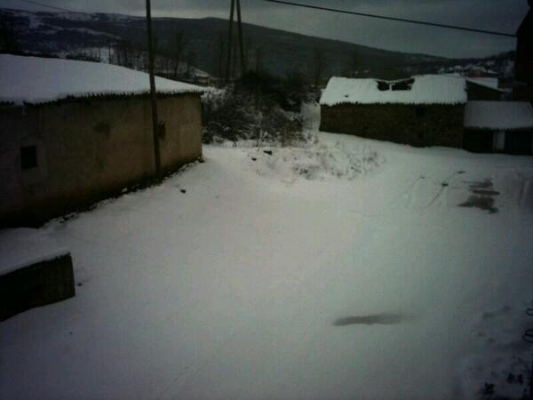 SalvadorSierra8's tweet photo. #BardadilloDelPez #SierraDeLaDemanda #Burgos El invierno sigue y con fuerza. ¡Qué gran pueblo tenemos @Valdepez! http://t.co/fO3UWNfho0