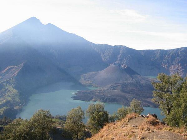 BackpackerInfo's tweet photo. 3. Gunung Rinjani, 3.726 mdpl, teritnggi di NTB dan Bali, sekaligus menjabat gunung terindah loh, sob #DestinaTips http://t.co/4p9quLBPRO