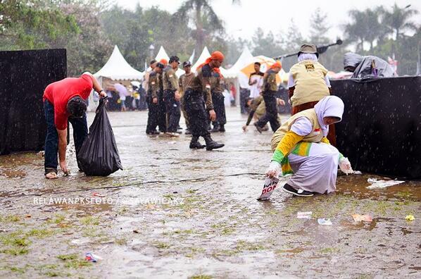 Muda_Keadilan's tweet photo. 15. Meski hujan, habis kampanye tetap bersihkan sampah :) http://t.co/hlOEUWpFxH http://t.co/qb8kiCcb8Y