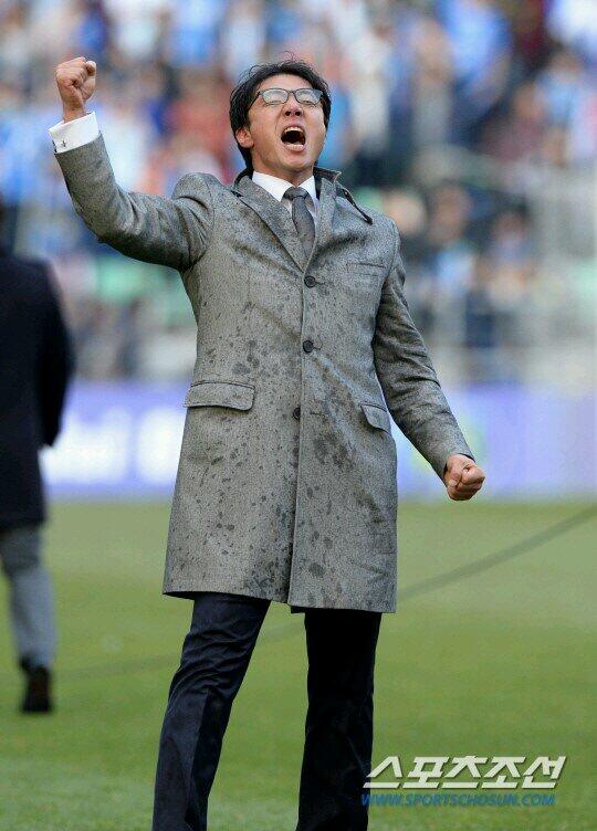 오늘 저희감독님. K리그 100승이래요.
축하축하.