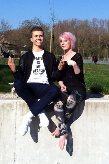 Benieuwd wat <a href="/Glam_At_Heart/">Elfi De Bruyn</a> van plan is met <a href="/ianthomas/">Ian Thomas</a> in Happy Nails 2? Hier al een kleine blik achter de schermen!