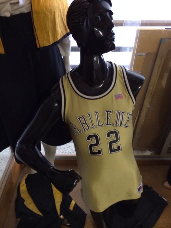 AHighProbs's tweet image. The one black mannequin in the museum plays basketball. #AHighProbs