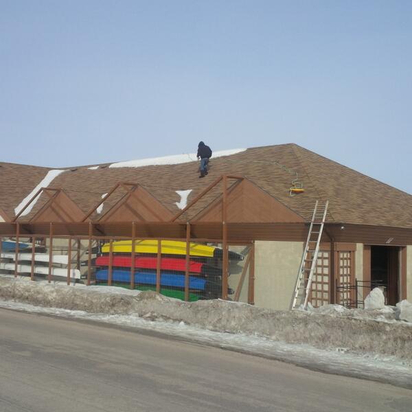 GlobalWindGroup's tweet image. Installing 7.5kW of solar at the #manitobapaddlingassociation today. -15C #brrrrr