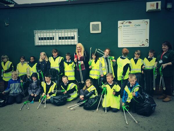 Cllrs busy #litterpicking and #gardening today with Green Top pupils. Talk about #neighbourhoodplanning in action!
