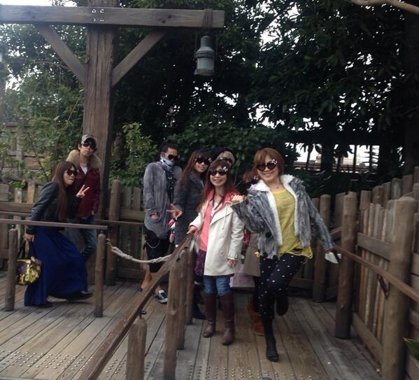 ট ইট র 松本梨香 怪しい サングラス軍団 ディズニーシーを練り歩くの巻 人 雨にも降られず 楽しぃ いかったぁ オホッ ミッキー風 Http T Co Bzexprymrq