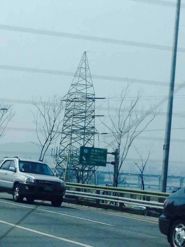 LukasBarry's tweet photo. Korean pylon; reporting from Seoul @AlastairParvin http://t.co/McwORaSAyf