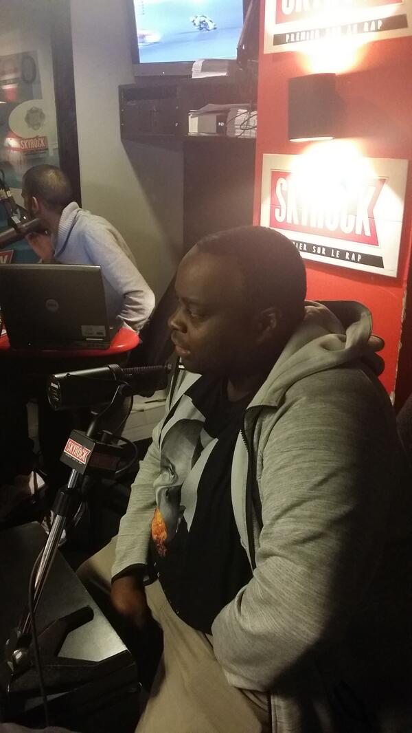 JBaiye's tweet photo. “@SkyrockFM: Le cadeau de @Romano2skyrock : @IssaDoumbia dans la #RadioLibreDeDifool http://t.co/YTgwt5ljI0”