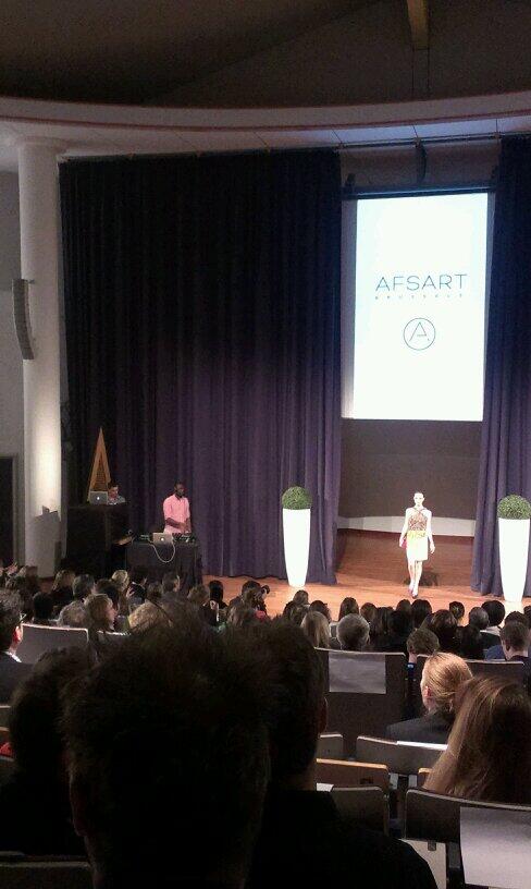 WinifredEraly's tweet photo. Met DJ is de PDS eigenlijk veel leuker #b2udeluxe #masai http://t.co/ZK6ru5ljPl