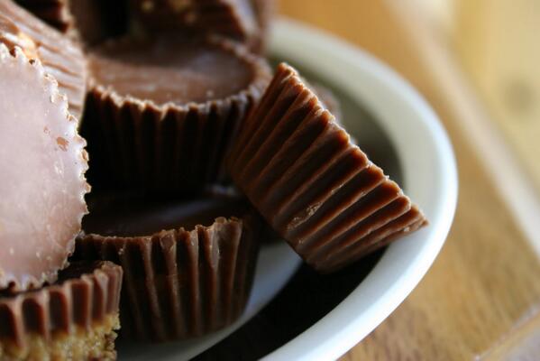 WhiskeyDisks's tweet image. A ménage à trois of epic proportions: Bourbon Caramel Peanut Butter Cups. bit.ly/YsemG3 #whiskey