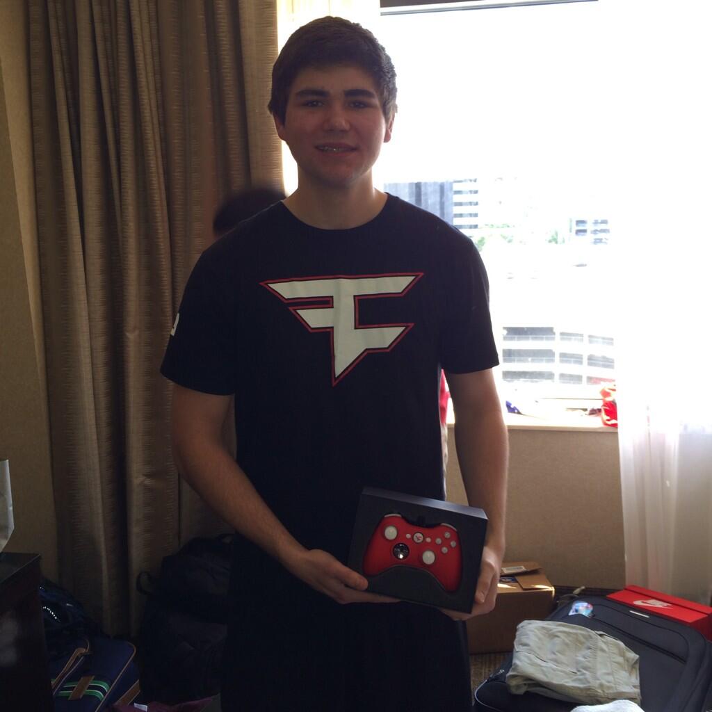 FaZe Apex on Twitter: "FaZe Fakie finally got a new @ScufGaming controller  http://t.co/0mH1uY08CQ" / Twitter