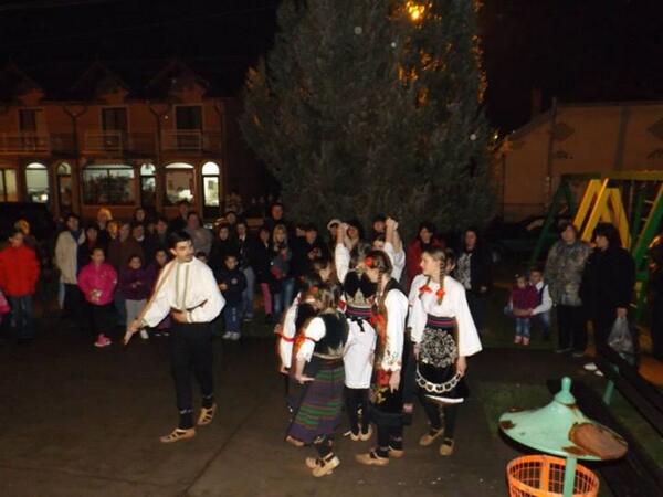 resavci's tweet photo. Publika je oduševilo nešto drugačije, izvorne igre maštovito i origanalno postavljene uvek izazivaju kišu aplauza. http://t.co/bD8Zyo2HWP