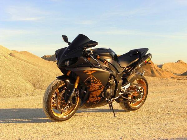 Official_SBN's tweet photo. What's everyone think of this R1?  Submit your sport bike pictures to be featured! #SportBikeNation #Official_SBN http://t.co/10lTrnLzYu