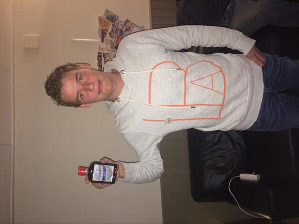 TenderKB's tweet image. De blije winnaar van het tenderkruidenbittertje was zeer tevreden! Bent u nu ook benieuwd? Mail ons gerust!