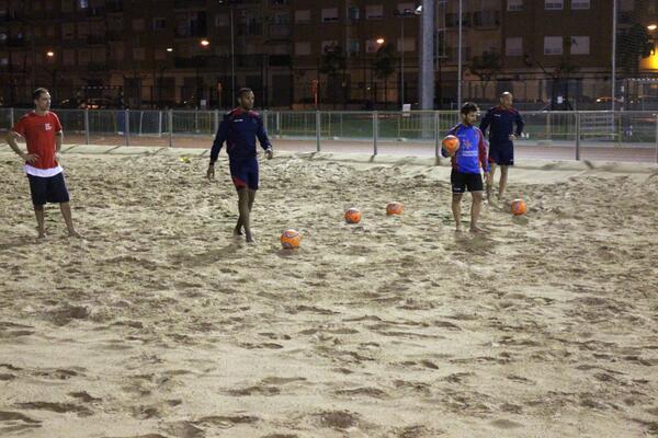 El #LevanteFútbolPlaya se prepara para la Liga Fútbol Playa Región de #Murcia. FOTOS: on.fb.me/OVnUvg
