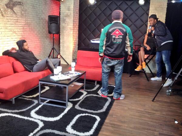 MTVNEWS's tweet image. Hugs for @neweryork from @IAMSU as he joins @SageTheGemini on #RapFixLive! Watch: on.mtv.com/OXCvpK