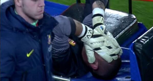 DeportesCuatro's tweet photo. Víctor Valdés podría tener el ligamento cruzado roto y se perdería el Mundial http://t.co/c9wgf6SxPu #ÁnimoValdés http://t.co/O8eOzyeWt7