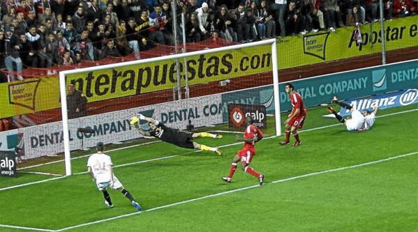 SiempreCasillas's tweet photo. Sevilla- Real Madrid. Iker bajo la portería. #PocoMásQueAñadir http://t.co/ZI6SHjPoXi
