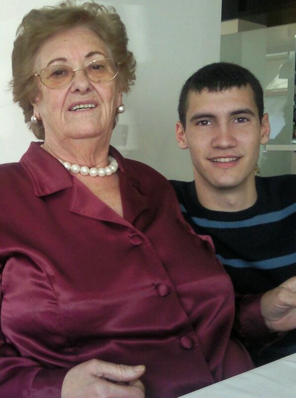 meniyaa's tweet photo. Felicitar a esta pedazo de abuela solo faltaria tenerte aqui #kererlaespoco 26 http://t.co/lhjNINafpg