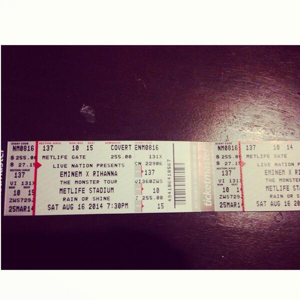 StizzyStarks's tweet photo. Just got these in the mail today they not even on sale yet #beforeanyone #Eminem #Rihanna #Monstertour #NYC #BMGLIFE http://t.co/IaSe8A1uPW