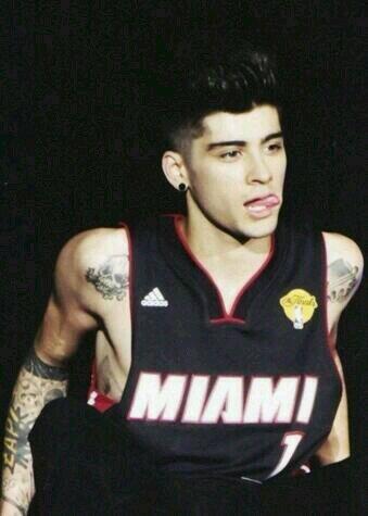 mitchiegnvgdr's tweet photo. “@zayngnvgdr: http://t.co/N2g7HNmZKK” quella lingua.......