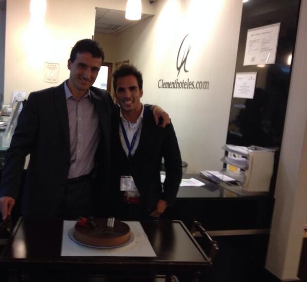 ClementBarajasH's tweet photo. Nuestro amigo @tonielias nos visita en el @ClementBarajasH la noche de su cumpleaños. Muchas felicidades!!! http://t.co/DdmKEtCgtj