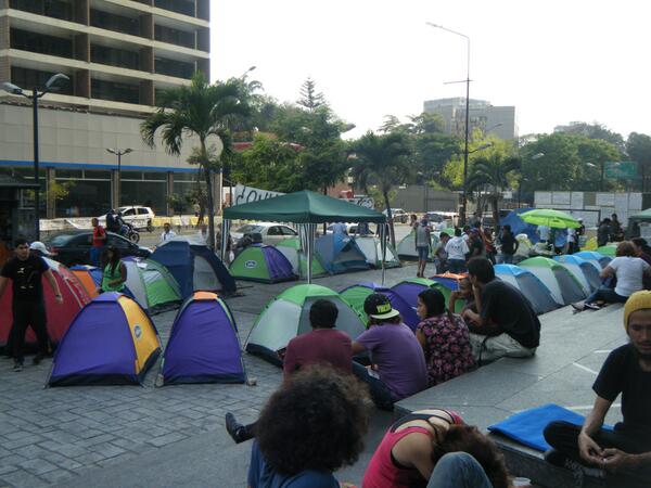27Lucille's tweet photo. TRES DÍAS ACAMPANDO FRENTE A SEDE DE LA ONU en Caracas tienen los estudiantes --> http://t.co/Ew668AL94f