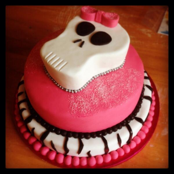 Kimmyscakes25's tweet photo. Skull cake :) http://t.co/vdFa29oROZ