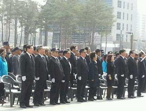 천안암 피격4주년 추모식 물결이 전국을 뒤덮었습니다.성남시청 광장에서도 열렸습니다.성남의 아들 김태석 원사(성남서고)를 비롯한 45인의 희생장병들의 추모
식이 거행되었습니다